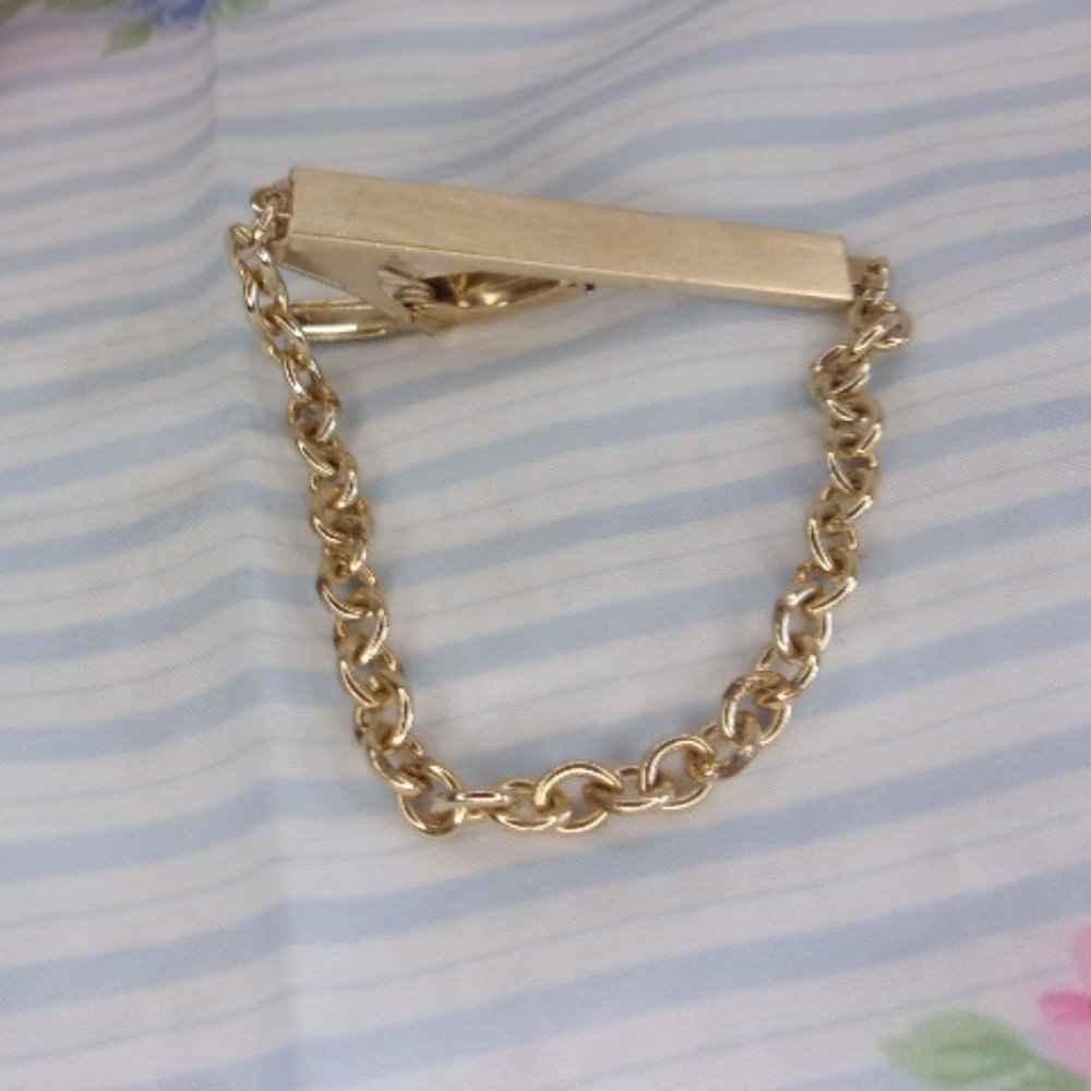 Sarah Coventry Gold Tone Tie Bar Clasp With Chain